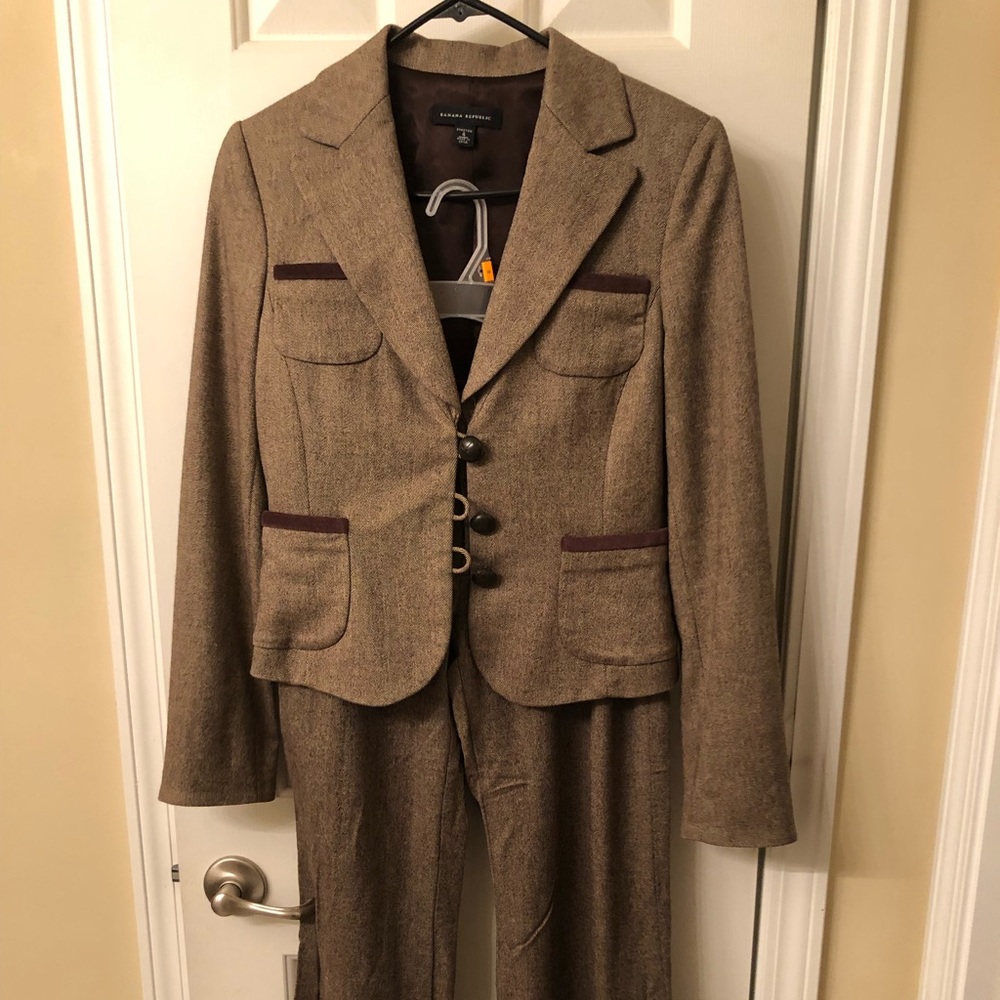 Women’s size 4 pant suit. Only worn one time. - Picture 2 of 6